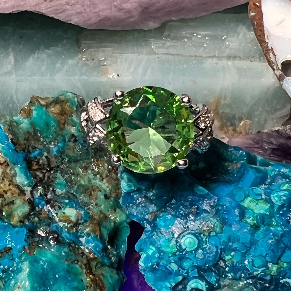 🔥Simulated peridot & diamond ring size 6,7,or8 (Z-6)